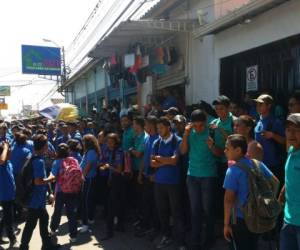 El grupo de estudiantes protestó frente a la Departamental de Educación. (Foto: El Heraldo Honduras)