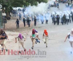 Con bombas lacrimógenas las autoridades desalojaron a los jóvenes encapuchados. Foto: Alex Pérez / EL HERALDO.