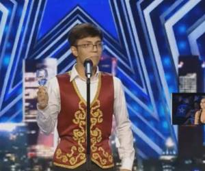 Dennis dejó a todos los jueces boquiabiertos por su talento como cantante de ópera.
