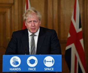 Johnson había esperado que una serie de restricciones regionales implementadas hace unas semanas serían suficientes para disminuir las cifras. AP.