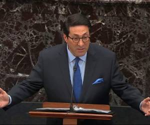 En esta imagen tomada de un video, el abogado personal del presidente Donald Trump, Jay Sekulow, habla durante el juicio político contra el mandatario estadounidense, en el Capitolio, Washington. (Senate Television via AP)