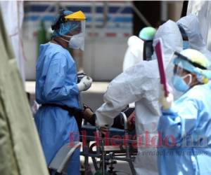 Los médicos, enfermeras y demás personal asistencial ha adquirido experiencia en la atención de pacientes con covid-19 y han sido capacitados para el manejo adecuado de equipos de protección personal.