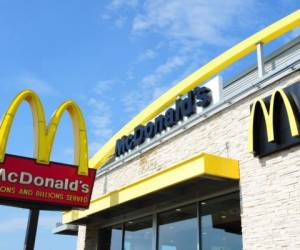 McDonald's se convirtió en el último gigante corporativo de Estados Unidos en exigir a los clientes que usen máscaras faciales, ya que pausó la reapertura de comedores adicionales en respuesta al brote de coronavirus. Foto: AFP