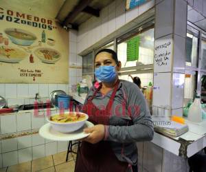 Doña Reina Núñez es una de las cocineras más populares del mercado Jacaleapa. Su especialidad es la sopa marinera y la de res, además del carisma para vender.