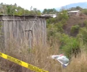 El cuerpo del hombre estaba dentro de esta casa hecha de madera.