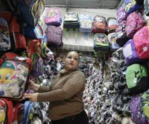 Gina Girón oferta mochilas en el mercado Los Dolores. Foto: Alejandro Amador / El Heraldo.