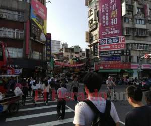 Los vendedores llaman la atención de los clientes con luces brillantes, música y decoraciones en su tienda.