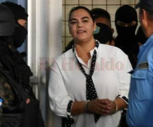 Vestida de blanco, la ex primera dama de Honduras, Rosa Elena Bonilla de Lobo acudió este viernes a audiencia inicial. Foto AFP
