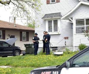 La policía llegó a la casa de Richard Remme, quien dijo que estaba jugando en el sofá con su perro, Balew. Foto: Agencia AP