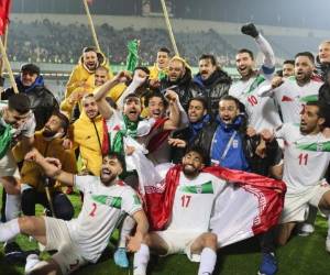 'Estamos felices, vamos al Mundial', corearon los hinchas a la salida del estadio. 'Es nuestro equipo, son nuestros leones'. Foto: AFP