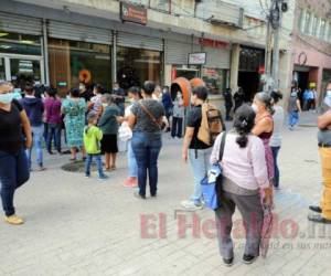 Las instituciones bancarias y el comercio en la capital lucen llenos.