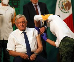 Ante las cámaras de televisión y en presencia de decenas de representantes de los medios de comunicación, que participaban en su habitual conferencia matinal en el palacio presidencial, López Obrador se quitó su saco y se sentó en una silla para escuchar las instrucciones de una enfermera.