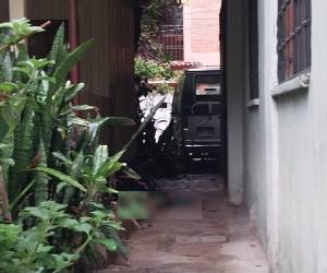 El estudiante quedó en la acera de una vivienda de bloques en la colonia San Ángel.