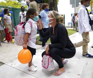 El argumento central del gobernador es que bajo la nueva ley llamada Carta de Derechos de los Padres, son éstos quienes deciden si sus hijos deben usar una mascarilla en la escuela. Foto: AP