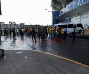Aficionados del Real España esperando a ser sacados del Nacional tras la batalla.