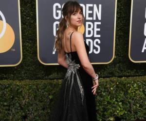 Dakota Johnson deslumbró con su atuendo.