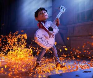 Coco narra la historia sobre la creencia mexicana del 'Día de Muerto' en donde miles de familias aztecas acuden a los cementerios para dejar ofrendas a sus muertos.