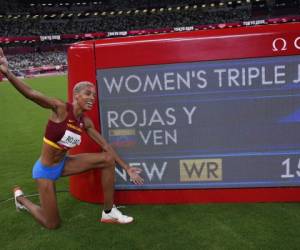 La venezolana Yulimar Rojas celebra al lado del tablero que marca el nuevo récord mundial de 15,67 que impuso al ganar la final del triple salto femenino en los Juegos Olímpicos de Verano 2020, en Tokio, el domingo 1 de agosto de 2021.