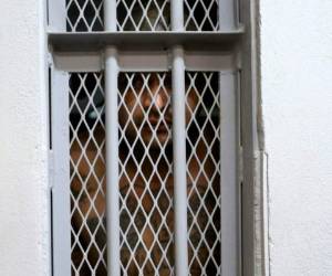 Las autoridades podían observar a través de las pantallas que al menos un prisionero ya había muerto y que varios guardias habían sido tomados como rehenes. Los guardias eran retenidos y golpeados en el techo de la prisión.