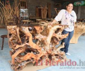 Los troncos y raíces son transformados en muebles finos, pero muy extraños.