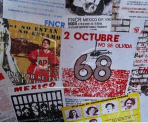 La foto del 7 de septiembre de 2018 muestra carteles políticos en el Museo de la Memoria en Ciudad de México al cumplirse el 50 aniversario de la masacre de estudiantes por el ejército en 1968.