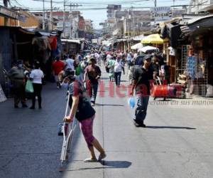 En Tegucigalpa, algunas personas no han respetado el toque de queda y han acudido a los mercados para abastecerse de alimentos. Foto: Johny Magallanes / EL HERALDO.