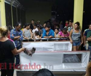 Los familiares de las tres víctimas llegaron con los ataúdes hasta la entrada principal del Hospital del Sur para evitar que los cuerpos fueran llevados hasta la capital, ya que les dificultaría su retorno a Choluteca.