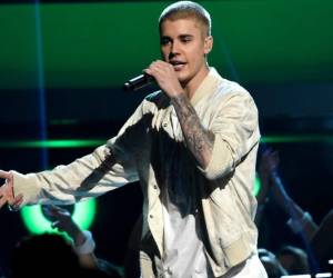 Cuando los gritos continuaron, dejó caer el micrófono frustrado y se fue del escenario. Foto: AP