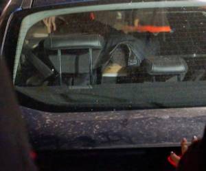 Una captura de video tomada de imágenes de AFP TV el 1 de septiembre de 2022 muestra a un hombre que intentó dispararle a la vicepresidenta argentina, Cristina Fernández de Kirchner, retenido en un vehículo policial frente a su residencia en Buenos Aires.