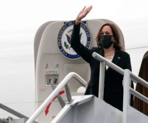 La vicepresidenta de Estados Unidos Kamala Harris aborda el avión vicepresidencial el martes 8 de junio de 2021 rumbo a Washington desde la Ciudad de México para concluir su primera gira internacional en el cargo. (AP Foto/Jacquelyn Martin).