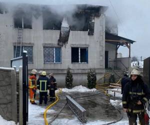 Los bomberos trabajan en el lugar de un incendio en un hogar de ancianos en Kharkiv. Foto: AFP.
