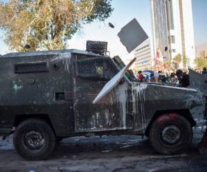 Los manifestantes se enfrentan con la policía antidisturbios durante una protesta contra el gobierno en Santiago el 15 de noviembre de 2019.
