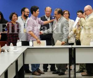 Los miembros del Movimiento Estudiantil Universitario (MEU) junto a las autoridades de la UNAH luego de firmar el primer acuerdo para poner fin a la crisis, con el Comisionado de Derechos Humanos como testigo, foto: Marvin Salgado / EL HERALDO.
