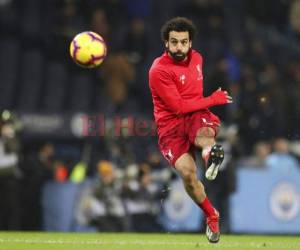 El futbolista egipcio del Liverpool Mohamed Salah durante el calentamiento del partido de la Premier League inglesa. Foto AP