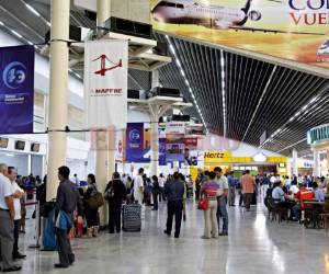 Los pasajeros esperan el llamado para poder abordar al avión después de permanecer varios días en el aeropuerto.