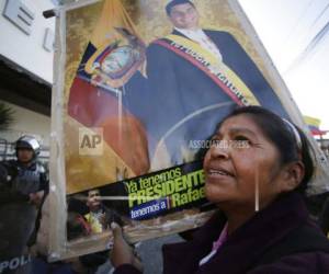 Los partidarios del ex presidente Rafael Correa protestaron ante el Tribunal Supremo durante la audiencia donde se decidió convocar a Correa a juicio por su presunta participación en el secuestro del político. (Foto: AP)