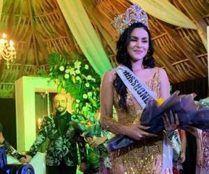 Yelsin Almendárez sonríe tras recibir su corona.