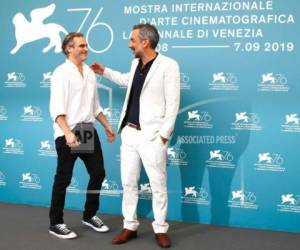 El actor Joaquin Phoenix, izquierda, y el director Todd Phillips posan para las fotos en la presentación de la película 'Joker' en el Festival de Cine de Venecia, Italia. Foto: AP.