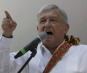 No es la primera vez que AMLO se mete a problemas por sus 'muestras de cariño'. Foto: AP