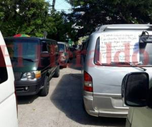 El plantó comenzó a eso de las 9:00 de la mañana de este lunes en Casa Presidencial. Foto: Estalin Irias/EL HERALDO.