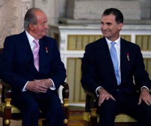 Juan Carlos I, investigado por corrupción en Suiza y España, dijo el lunes que su decisión de exiliarse buscaba ayudar a su hijo, el rey Felipe VI, en el 'ejercicio de sus responsabilidades'. Foto: AFP