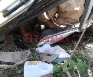 Miembros del Cuerpo de Bomberos sacan a los lesionados del automotor. Fotos Juan Díaz| EL HERALDO