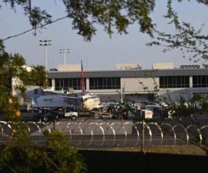 El martes, el presidente salvadoreño, Nayib Bukele, anunció el cierre del principal aeropuerto del país a los vuelos de pasajeros y únicamente se permite el tránsito de aviones de carga y misiones humanitarias,
