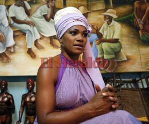 Su nombre es Chara Margoth Gonzalez Peralta, conocida en el mundo artístico como Ashanty Crisanto.