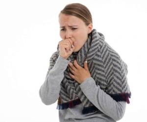 La tos con flema puede provocar dolores de garganta e incomodidad al dormir. Foto: Pixabay