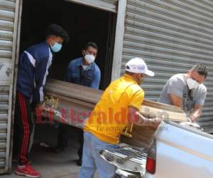 Los restos de la víctima fueron retirados la mañana de este domingo de las instalaciones de Medicina Forense en Tegucigalpa. FOTOS: Estalin Irías/EL HERALDO