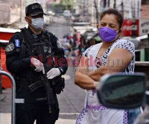 Desde el primer día que el virus entra al cuerpo pasan cuatro días sin tener síntomas, pero ya anda el virus, al día siete la persona se empieza a complicar, aseguró el especialista de la salud.