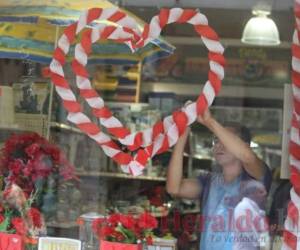 Las flores no pueden faltar, pero las tiendas de todo tipo anuncian ofertas y una gama de productos para el Día de la Madre.