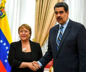 Michelle Bachelet y Nicolás Maduro se reunieron en el Palacio de Miraflores. Foto: Agencia AFP.