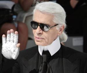 Con su cabello blanco siempre recogido en coleta, sus sempiternas gafas de sol, sus cuellos almidonados, sus guantes y su verborrea, el diseñador alemán, apodado a veces el 'Kaiser', tenía una apariencia perfectamente reconocible. AFP